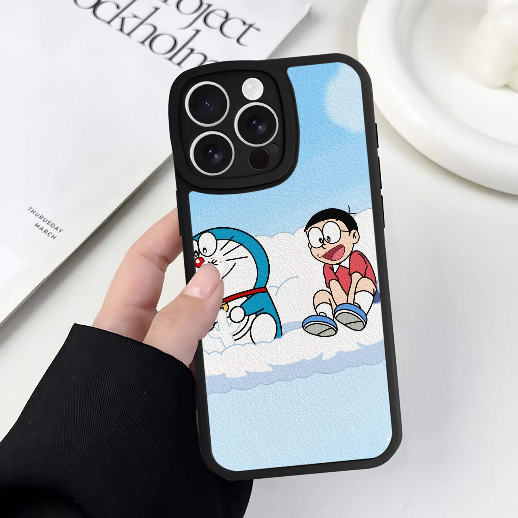 （画像用） ドラえもん Doraemon 【iPhone 16シリーズ対応】シリコンスマホケース（レザー調） 材質：シリコン